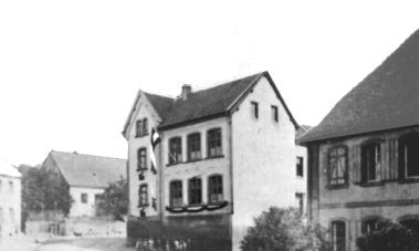 Schule-Ev.mitPfarrhaus1.jpg (12067 Byte)